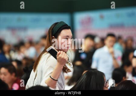 ---- Eine unverheiratete Frau in eine Kooperationsbörse statt, die von der Provinzial Ausschuss des Chinesischen Kommunistischen Jugendliga (CYL) in Hangzhou Stockfoto