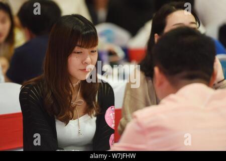 ---- Eine unverheiratete Frau in eine Kooperationsbörse statt, die von der Provinzial Ausschuss des Chinesischen Kommunistischen Jugendliga (CYL) in Hangzhou Stockfoto