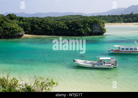 Ishigaki, Japan, 01.05.2019, Blick auf die berühmte Kabira Bay im Norden der Insel. Dieser Punkt ist ein Muss für Touristen in Ishigaki jima sehen. Stockfoto