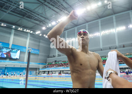 Chinesische schwimmen star Sun Yang von Zhejiang feiert nach seinem Sieg im Finale der Männer 1500 m Freistil schwimmen bei 13 chinesischen Nationalen Spiele in Tian Stockfoto