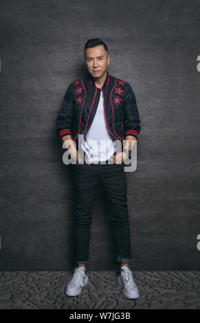 Hong Kong Darsteller Donnie Yen, auch als Yen Chi Tan bekannt, stellt für Portrait Fotos bei einem exklusiven Interview von Imaginechina in Peking, China, 20 S Stockfoto