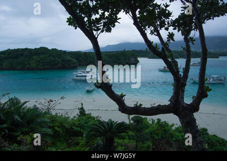 Ishigaki, Japan, 01.05.2019, Blick auf die berühmte Kabira Bay im Norden der Insel. Dieser Punkt ist ein Muss für Touristen in Ishigaki jima sehen. Stockfoto