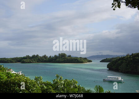 Ishigaki, Japan, 01.05.2019, Blick auf die berühmte Kabira Bay im Norden der Insel. Dieser Punkt ist ein Muss für Touristen in Ishigaki jima sehen. Stockfoto