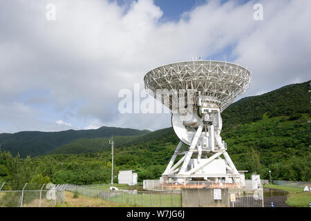 Ishigaki, Japan, 01.05.2019, Blick auf Vera Radioteleskop in Ishigaki Island entfernt. Dieses Teleskop ist mit anderen Teleskopen in Japan verbunden ist, das Stockfoto