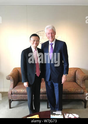 Jack Ma oder Ma Yun, Links, Vorsitzender der Chinesischen e-commerce Riese Alibaba Group, dargestellt ist mit dem ehemaligen US-Präsidenten Bill Clinton während der Vereinten Nat Stockfoto