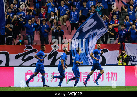 Spieler von Shanghai Shenhua Grönland feiern, nachdem er ein Ziel gegen Guangzhou R&F in der 26. Runde während der chinesischen Fußball 2017 Stockfoto