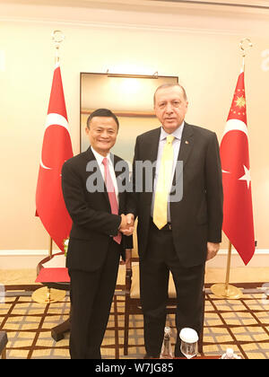 Jack Ma oder Ma Yun, Links, Vorsitzender der Chinesischen e-commerce Riese Alibaba Group, dargestellt mit der Türkei Präsident Recep Tayyip Erdogan während der Unite Stockfoto