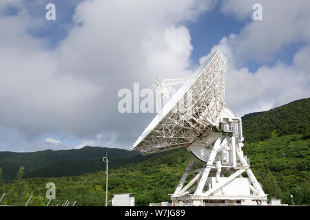 Ishigaki, Japan, 01.05.2019, Blick auf Vera Radioteleskop in Ishigaki Island entfernt. Dieses Teleskop ist mit anderen Teleskopen in Japan verbunden ist, das Stockfoto