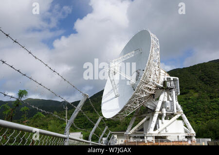 Ishigaki, Japan, 01.05.2019, Blick auf Vera Radioteleskop in Ishigaki Island entfernt. Dieses Teleskop ist mit anderen Teleskopen in Japan verbunden ist, das Stockfoto