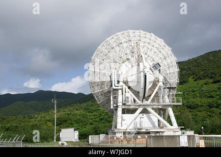 Ishigaki, Japan, 01.05.2019, Blick auf Vera Radioteleskop in Ishigaki Island entfernt. Dieses Teleskop ist mit anderen Teleskopen in Japan verbunden ist, das Stockfoto