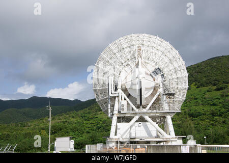 Ishigaki, Japan, 01.05.2019, Blick auf Vera Radioteleskop in Ishigaki Island entfernt. Dieses Teleskop ist mit anderen Teleskopen in Japan verbunden ist, das Stockfoto