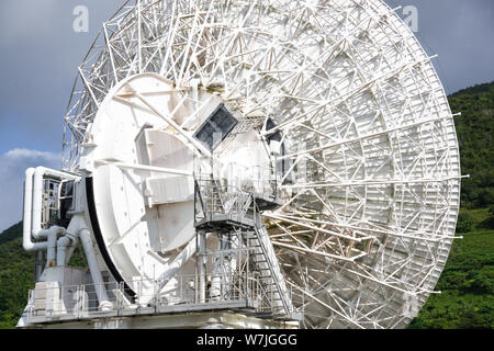 Ishigaki, Japan, 01.05.2019, Blick auf Vera Radioteleskop in Ishigaki Island entfernt. Dieses Teleskop ist mit anderen Teleskopen in Japan verbunden ist, das Stockfoto