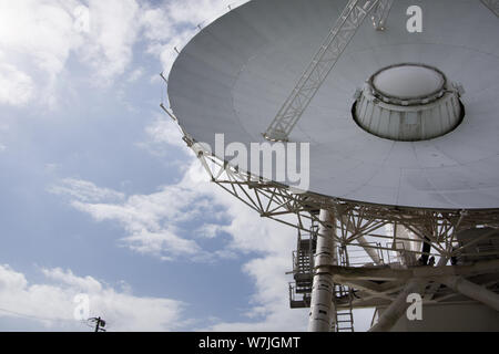 Ishigaki, Japan, 01.05.2019, Blick auf Vera Radioteleskop in Ishigaki Island entfernt. Dieses Teleskop ist mit anderen Teleskopen in Japan verbunden ist, das Stockfoto