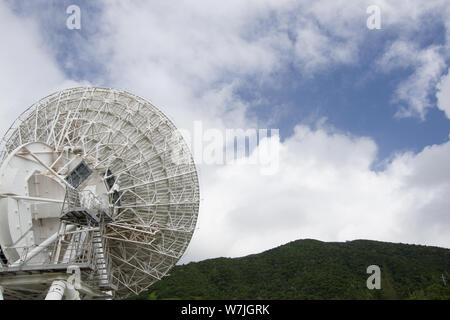 Ishigaki, Japan, 01.05.2019, Blick auf Vera Radioteleskop in Ishigaki Island entfernt. Dieses Teleskop ist mit anderen Teleskopen in Japan verbunden ist, das Stockfoto