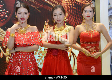 Chinesische Modelle anzeigen Golden Zubehör am Stand von Sunfeel während der 2017 Shenzhen International Schmuck Messe im Shenzhen Convention & E Stockfoto