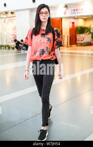 Chinesische supermodel Xi Mengyao, besser als Ming Xi bekannt ist, dargestellt an der Beijing Capital International Flughafen in Peking, China, 7. September 2017. Stockfoto