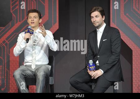 Englisch Schauspieler Tom Holland, Links, und amerikanische Regisseur Jon Watts besuchen eine Premiere für ihren neuen Film 'Spider-Man: Homecoming" in Peking, Stockfoto