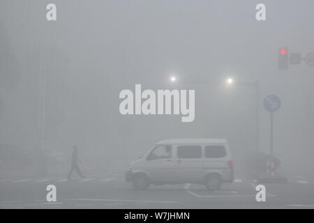 Ein Auto fährt auf einer Straße in dichtem Nebel in Jiaxing City, der ostchinesischen Provinz Zhejiang, 26. September 2017. Ein starker Nebel umhüllte Jiaxing City, East Chi Stockfoto