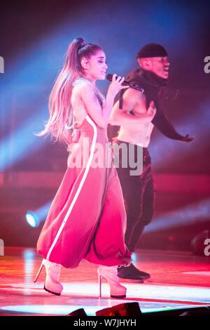 ---- Us-Sängerin und Schauspielerin Ariana Grande führt bei einem Konzert in Guangzhou City, der südchinesischen Provinz Guangdong, 30. August 2017. Stockfoto