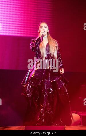 ---- Us-Sängerin und Schauspielerin Ariana Grande führt bei einem Konzert in Guangzhou City, der südchinesischen Provinz Guangdong, 30. August 2017. Stockfoto