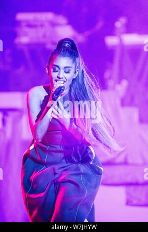 ---- Us-Sängerin und Schauspielerin Ariana Grande führt bei einem Konzert in Guangzhou City, der südchinesischen Provinz Guangdong, 30. August 2017. Stockfoto