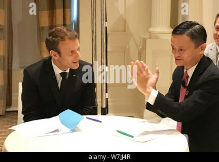 Jack Ma oder Ma Yun, rechts, Vorsitzender der Chinesischen e-commerce Riese Alibaba Group, im Gespräch mit dem französischen Präsidenten Emmanuel Längestrich während der Vereinten Nationen Ge Stockfoto