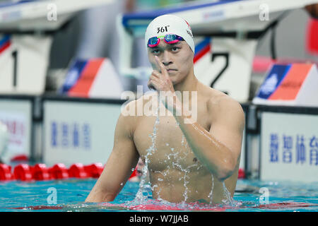 Chinesische schwimmen star Sun Yang von Zhejiang feiert nach seinem Sieg im Finale der Männer 1500 m Freistil schwimmen bei 13 chinesischen Nationalen Spiele in Tian Stockfoto