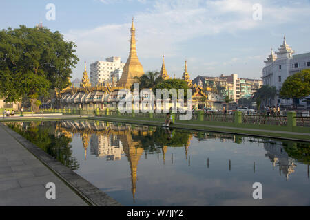 Yangon, Myanmar-May 8 2014: Sule Pagode spiegelt einen Teich. Die Pagode ist als das Zentrum von Yangon, und der Punkt, von dem aus die Entfernungen zu Stockfoto