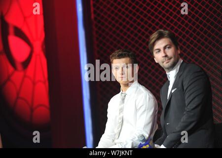 Englisch Schauspieler Tom Holland, Links, und amerikanische Regisseur Jon Watts besuchen eine Premiere für ihren neuen Film 'Spider-Man: Homecoming" in Peking, Stockfoto