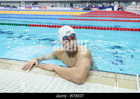 Chinesische schwimmen star Sun Yang von Zhejiang feiert nach seinem Sieg im Finale der Männer 1500 m Freistil schwimmen bei 13 chinesischen Nationalen Spiele in Tian Stockfoto