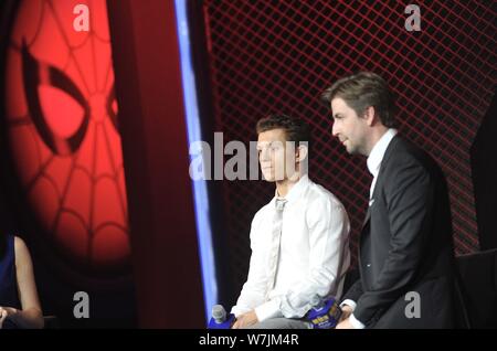 Englisch Schauspieler Tom Holland, Links, und amerikanische Regisseur Jon Watts besuchen eine Premiere für ihren neuen Film 'Spider-Man: Homecoming" in Peking, Stockfoto