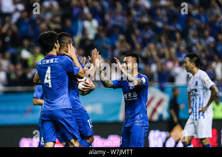 Spieler von Shanghai Shenhua Grönland feiern, nachdem er ein Ziel gegen Guangzhou R&F in der 26. Runde während der chinesischen Fußball 2017 Stockfoto