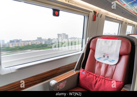 Business Class Sitz auf der Innenseite eines Chinesischen high-speed Bullet Train, Reise von Shanghai nach Suzhou, China. Stockfoto