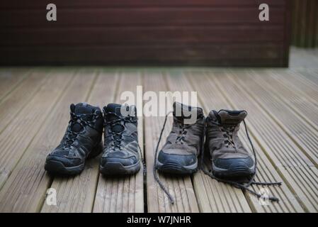Nahaufnahme der Stiefel auf der hölzernen Oberfläche Stockfoto