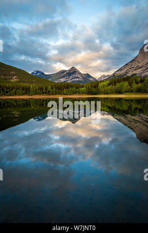 Sunrise Reflexionen an Keil Teich in Kananaskis Country, Alberta Stockfoto