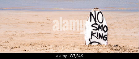 Rauchverbot Warnzeichen auf weißem Surfboard am Strand im Sommer, Konzept der Meer environmantal Schutz Design, Kopieren, Lifestyle. Stockfoto