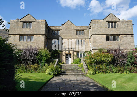 Eyam Hall in Derbyshire, England, historisches Herrenhaus. Denkmalgeschütztes Gebäude im Peak District National Park, jakobinische Zeit Stockfoto