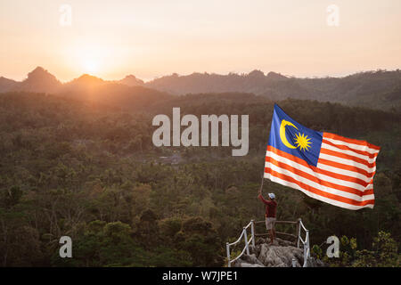 Asiatische Männer mit malaysischer Flagge feiert Tag der Unabhängigkeit Stockfoto