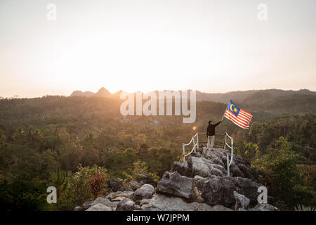 Asiatische Männer mit malaysischer Flagge feiert Tag der Unabhängigkeit Stockfoto