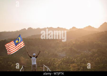 Asiatische Männer mit malaysischer Flagge feiert Tag der Unabhängigkeit Stockfoto