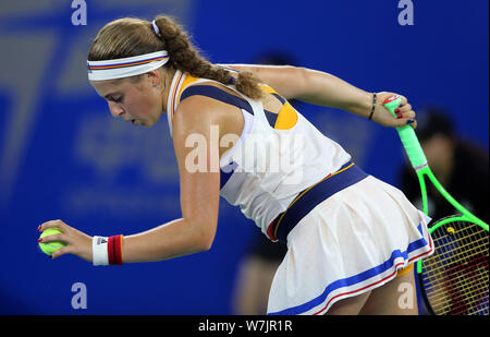 Jelena Ostapenko Lettlands dient gegen Monica Puig de Puerto Rico in der dritten Runde der Damen während der wta Wuhan Open 2017 Stockfoto