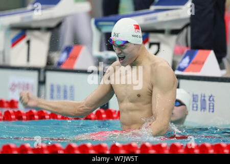 Chinesische schwimmen star Sun Yang von Zhejiang feiert nach seinem Sieg im Finale der Männer 1500 m Freistil schwimmen bei 13 chinesischen Nationalen Spiele in Tian Stockfoto