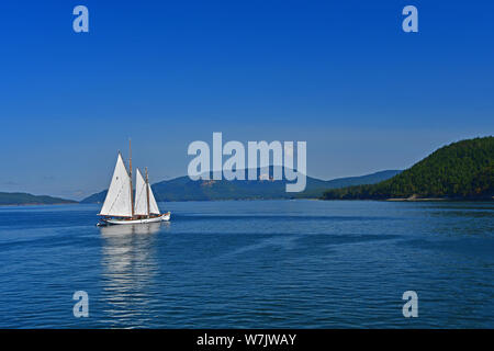 Ein Segelboot lagen die Gewässer des Salish Meer weg die San Juan Inseln im Staat Washington, USA Stockfoto