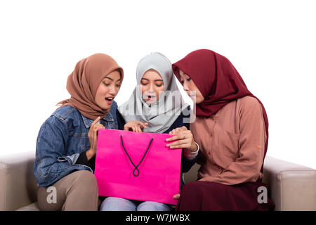 Junge hijab Frauen überrascht öffnen ihre Shopping Bag Stockfoto