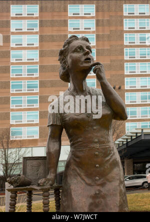 Trauernde Goldstern-Mutterstatue in Manchester NH Stockfoto