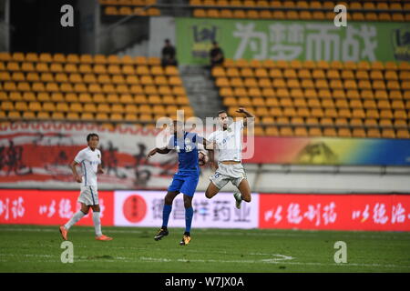 Spanischer Fußballspieler Mario Suarez, rechts, von Guizhou Hengfeng HAI YANG ZHU, Herausforderungen portugiesischen Fußball-Spieler Ricardo Vaz Te von Henan Jianye in der Stockfoto