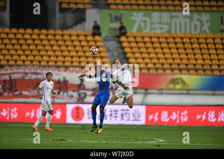 Spanischer Fußballspieler Mario Suarez, rechts, von Guizhou Hengfeng HAI YANG ZHU, Herausforderungen portugiesischen Fußball-Spieler Ricardo Vaz Te von Henan Jianye in der Stockfoto