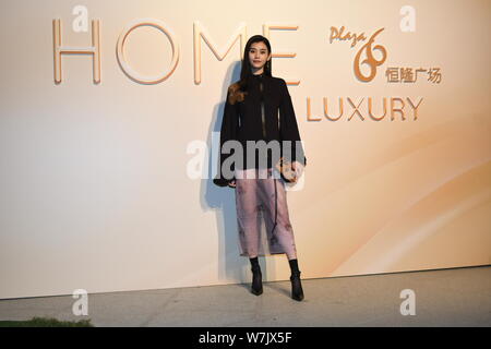 Chinesische supermodel Xi Mengyao, besser als Ming Xi bekannt, stellt während der 'zu Hause Luxus' Partei in Shanghai, China, 8. September 2017. Stockfoto