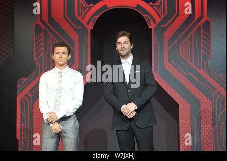 Englisch Schauspieler Tom Holland, Links, und amerikanische Regisseur Jon Watts besuchen eine Premiere für ihren neuen Film 'Spider-Man: Homecoming" in Peking, Stockfoto