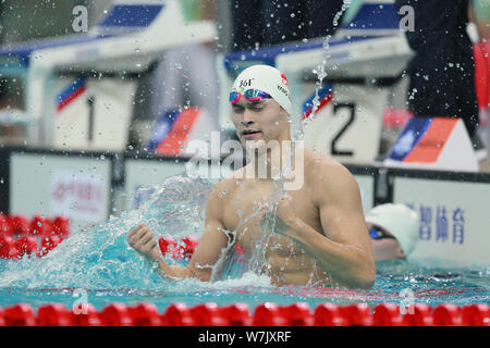 Chinesische schwimmen star Sun Yang von Zhejiang feiert nach seinem Sieg im Finale der Männer 1500 m Freistil schwimmen bei 13 chinesischen Nationalen Spiele in Tian Stockfoto